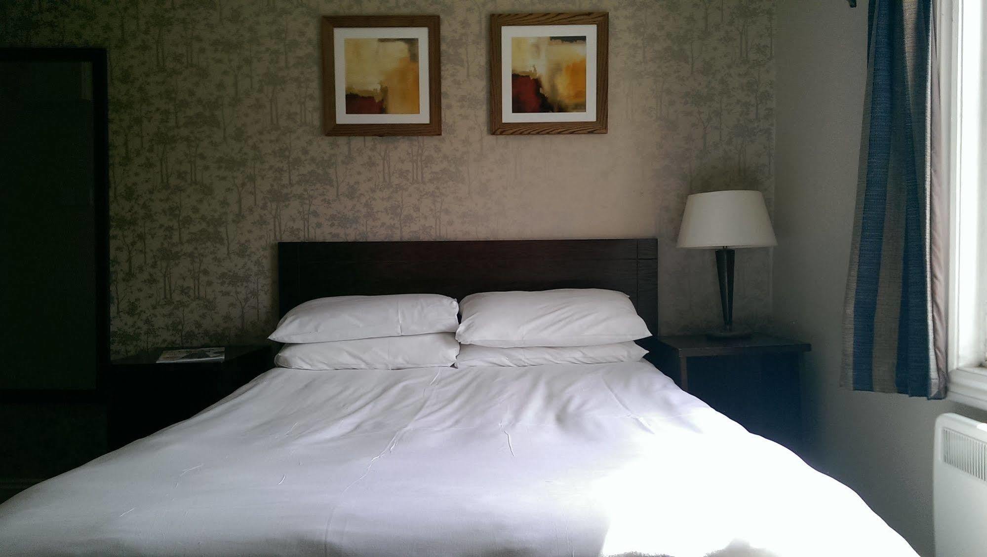 The Bell Hotel & Inn By Greene King Inns Woburn Ngoại thất bức ảnh